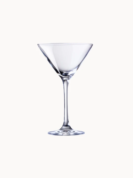 Klasyczny, przezroczysty kieliszek do martini z stożkowatą czarką, oparty na smukłej nóżce.